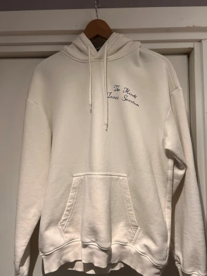 Vit tröja med tryck på ryggen  - Hoodie jag säljer som jag inte använder bara ligger i garderoben kan diskutera pris vid snabb affär 