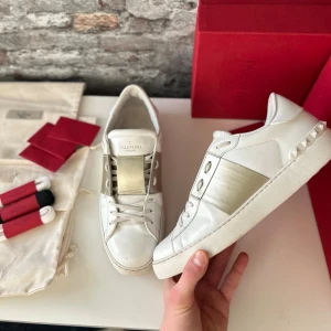 Valentino Open skor - Mycket bra skick,  lite heelcrease och små tecken på användning. Nypris ca 5000kr. Storlek 41,5.  Skolåda+extra snören medföljer. Självklart äkta - kolla bara recensionerna! Skriv för mer information🤝