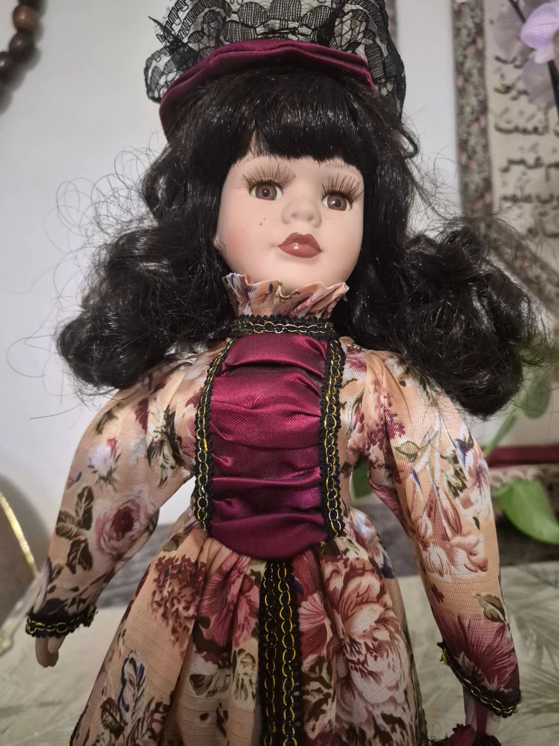 Viktoriansk stil samlarminnen, 45cm porslinsdocka, rubinbruna ögon, svart hår - 2