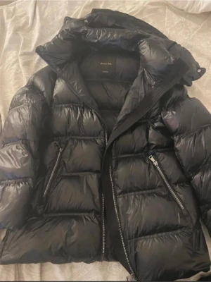 Massimodutti pufferjacka - ‼️ INTRESSEKOLL ‼️på en MassimoDutti jacka i storlek S, skriv om ni är intresserade. kan diskutera pris vid snabb affär! vill sälja då jag behöver en storlek mindre, så om någon vill köpa så skickar jag denna efter några dagar när jag köpt och fått hem min jacka XS ❤️