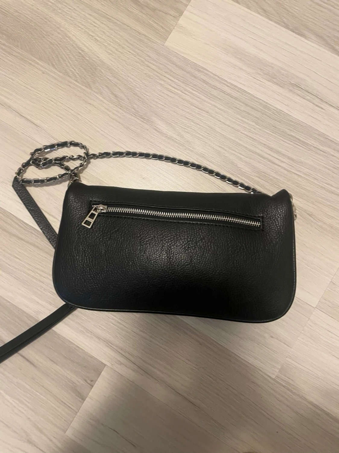 Svart axelväska med kedja - 1