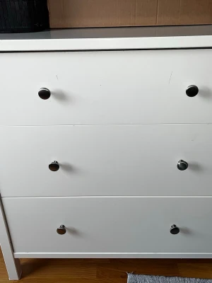 Byrå - En fin byra som har tre förvaringslådor med mycket ytrumme byrån är jätte fin men har några rivmärker som man inte märker så mycket är du intresserad så skiickar jag närmare bild på dom där av priset 100 kr man får hämta byrån själv 