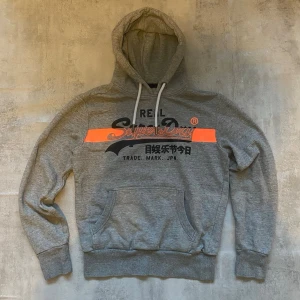 Grå superdry hoodie  - Jag Säljer en fet hoodie från superdry| skicket på tröjan är bra 8/10 | storlek M | ny pris 1500: mitt pris är 349 | skriv vid frågor och funderingar  