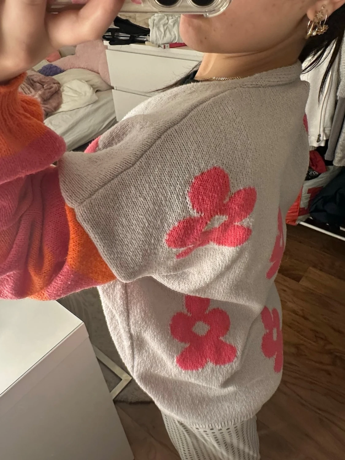 Grå kofta med blommor och färgglada ärmar - 2