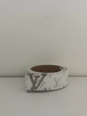 LV bälte - Säljer ett helt nytt LV bälte helt oanvänd, storlek 110cm 