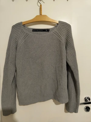Grå stickad tröja från lager 157 - Säljer en grå stickad tröja från The Black Label Collection/Lager 157 i storlek M. Tröjan har en klassisk rund halsringning och är långärmad med grovstickad struktur. Perfekt för lager-på-lager och chill dagar.