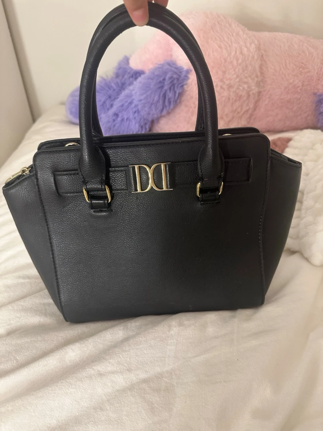 Svart handväska med gulddetaljer - 1