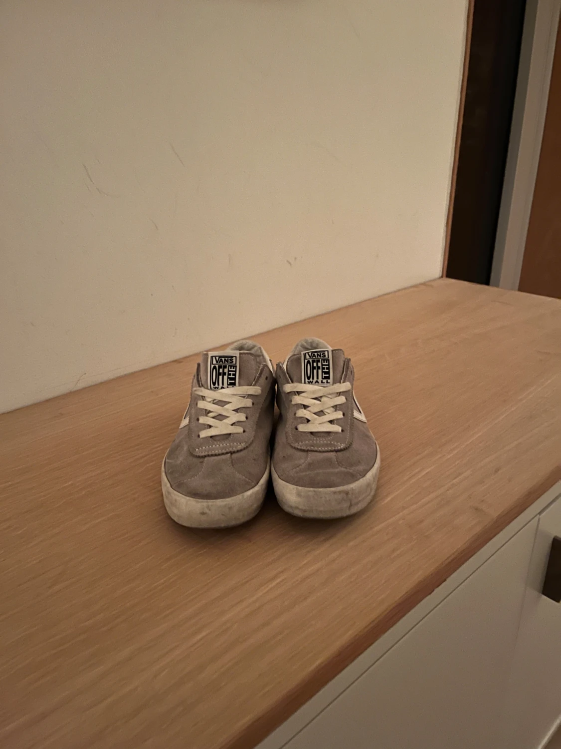 Gråa Vans sneakers i mocka OFF The Wall  - 2