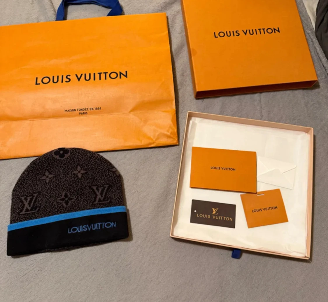 L.V stickad mössa med blå kant