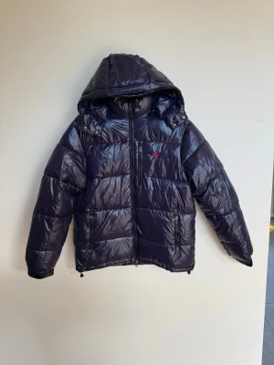 Ralph Lauren Jacka - Säljer min blåa Ralph lauren jacka i storlek small den är köpt för några månader sen och är i väldigt bra skick. Har inga hål eller skador vid köp får man med kvitto, taggar och jackan nypris ca 7000kr syns på kvittot!