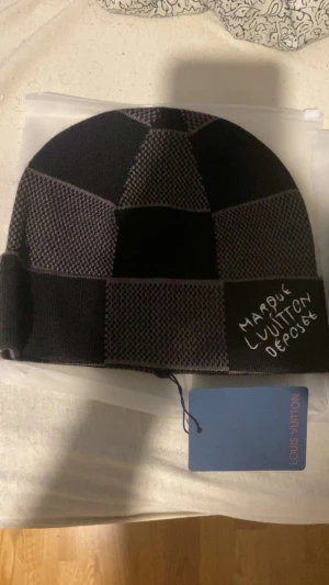 L V mössa - Finns både i svart och grå. Fraktas samma dag