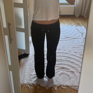 Svarta juicy byxor - Svarta juicy couture byxor i strl XXS. Dem är middwaist men man kan även vika ner dem för att få dem lowwaist💗