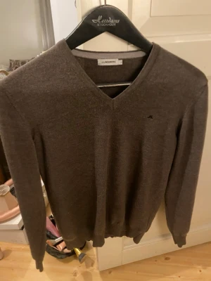 J.Lindeberg stickad tröja  - J. Lindeberg brun stickad tröja i merinoull. Väldigt bra kvalitet och i perfekt skick. Storlek M. Nypris 1400kr