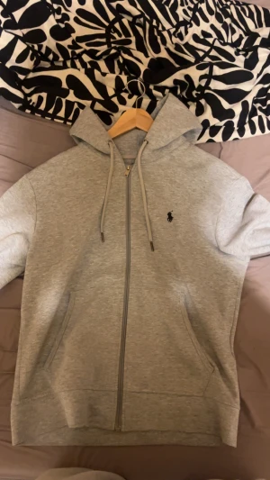 Ralph Lauren Zip hoodie - Jag säljer en ralph lauren zip som jag inte använder, 