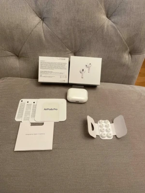 AirPods Pro 3 - De är 1:1 men har nästan alla funktion som den original utom ta puls den har brusreducering och Transparens som fungerar.