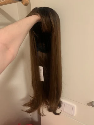 Syntetisk peruk - Ny och oanvänd