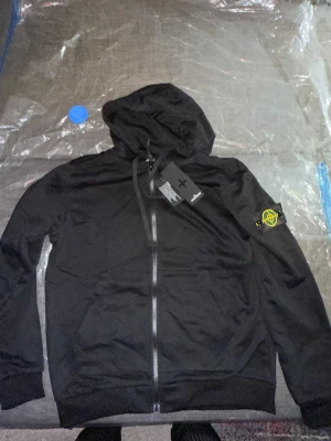 Stone island zipp hoodie - Helt ny stone island hoodie i storlek L