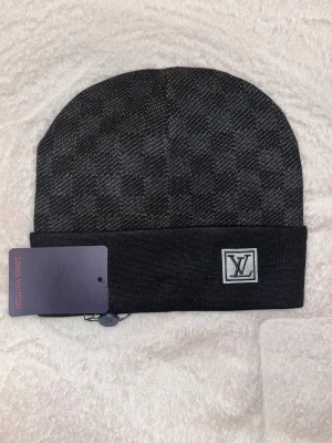 Svart L mössa  - Helt ny mössa, kommer inplastad och säkert packad till din dörr. 
