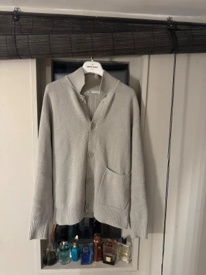 Cardigan tröja - Tröja ifrån Zara aldrig använd storlek M passsr S