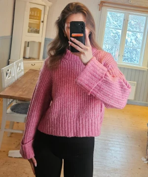 Rosa stickad tröja - Superfin stickad tröja från Gina Tricot med uppvikta ärmar🩷 Både varm och mjuk, kommer tyvärr inte till användning tillräckligt ofta.