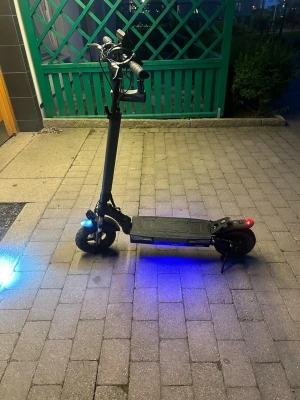 Elscooter -  Perfekt för dig som vill glida runt smidigt och snabbt. Toppar 45 km/h med en kraftfull 1000W motor. Säljes pga av jag har skaffat körkort. Pris diskuteras! Hör av dig för mer info!