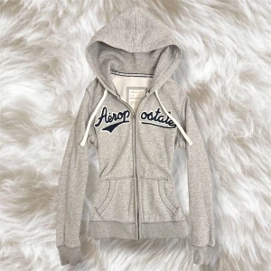 2000s aeropostale zip up hoodie - den perfekta grå luvtröjan i nyskick