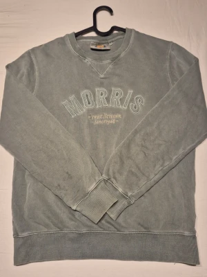 Grön sweatshirt från Morris - Snygg grön sweatshirt från Morris.Den är i bra skick och har en väldigt bra passform📏, och har ni frågar skriv dm📌  [Nordic Resell]
