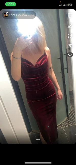 Vinröd sammetsklänning med draperad urringning - Säljer en elegant vinröd långklänning i sammet med  urringning och figurnär passform. Perfekt nu inför Jul, men även nyår! 