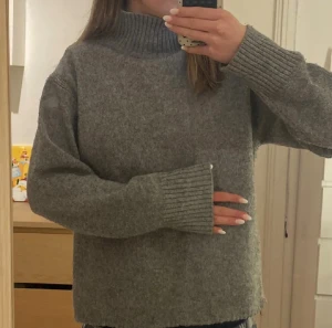 Polotröja grå - Fin och skön polotröja i mörkgråfärg från Zara! Har få antal noppror men skulle säga att de inte märks av när man bär tröjan. Be om egna bilder ifall det behövs 👍👍 Tröjan har hög krage och lite tightare passform. 