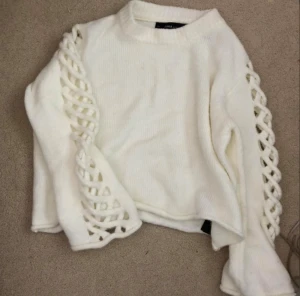 Flätad stickad tröja  - Suuuper populär och snygg stickad tröja med flätade armar som detaljer från Zara i storlek s men passar även m då den sitter mer oversized ☺️ 