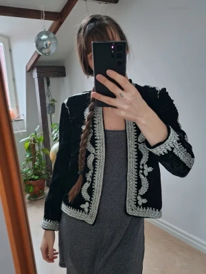 Velvet jacket with embroidery - Velvet jacket with white and gold embroidery. Perfect for dressing up, performing or New Year's. Length: 53 cm, Arm length: 55 cm 
