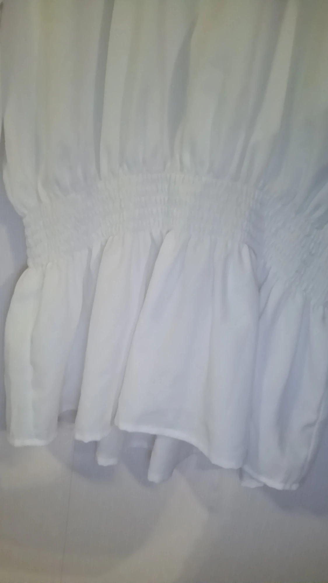 En vit långärmad blus med luftigt tyg och med en halskrage. (Vuxenstorlek) - 4