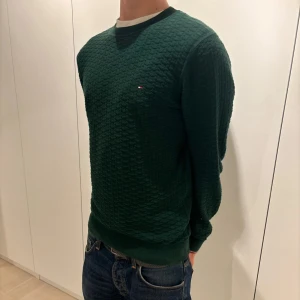 Tommy hilfiger crewneck - Otrolig fet crewneck ifrån Tommy hilfiger          pris kan diskuteras!, säljer den för den blev lite stor på mig.