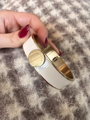  By Jolima vit Barcelona Bangle / armband - Armband från By Jolima, i rostfritt stål. Fick i present men är för stor för min handled så den är knappt använd. Nypris 650kr