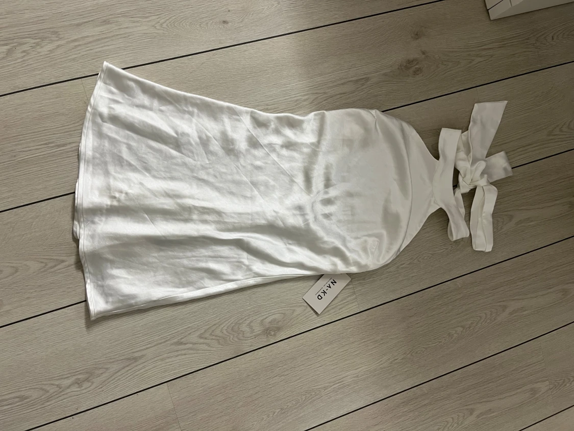 Vit satin miniklänning från NA-KD - 3