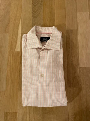 Rutig skjorta från Eton, vit/röd/blå - Säljer en snygg rutig skjorta från Eton i contemporary fit. Nypris ca 1700kr mitt pris endast 199 kr. Fraktar inom 1 dag, om du har någon fundering så är det bara att höra av sig😊