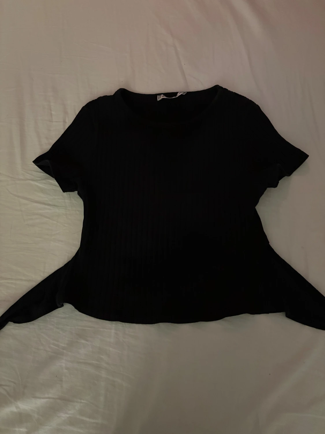 Svart ribbad topp med knyt