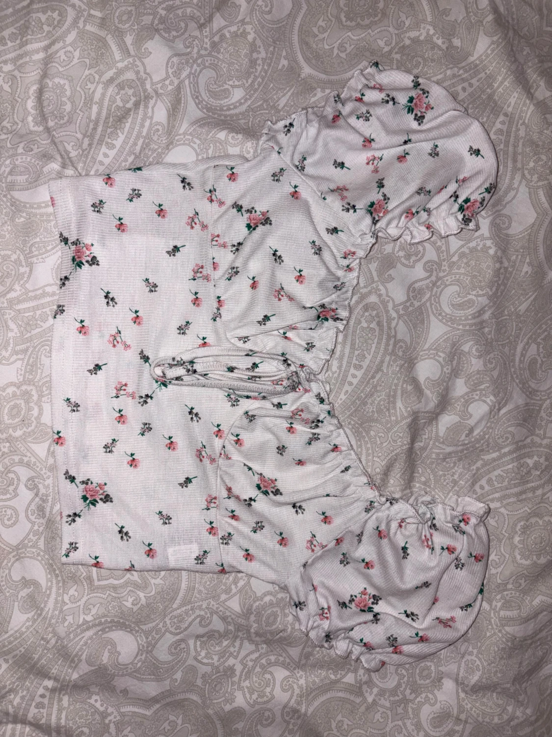 Vit blommig offshoulder topp