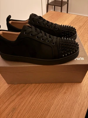 Christian Louboutin - Saint Louis, black velvet, spikes, eu42, helt nya. Hör av er vid frågor samt intresse!