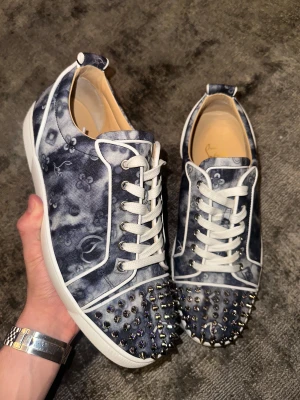 Christian Louboutin monogram - Size 43,5 fits tts, skick 9/10🤩dustbag finns! Byten mot jacka hade kunnat vara intressant!