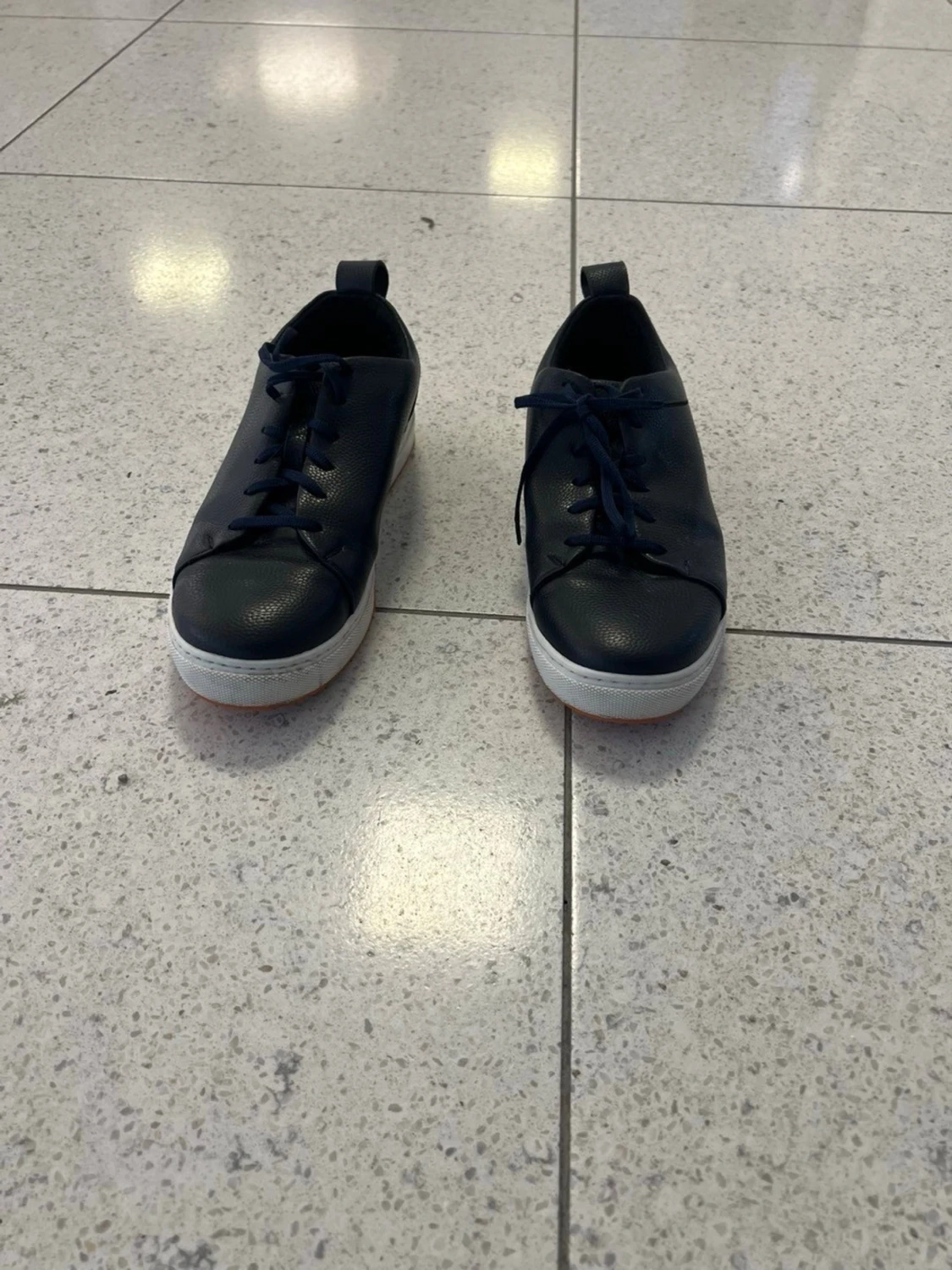 Mörkblå sneakers med vit sula - 1