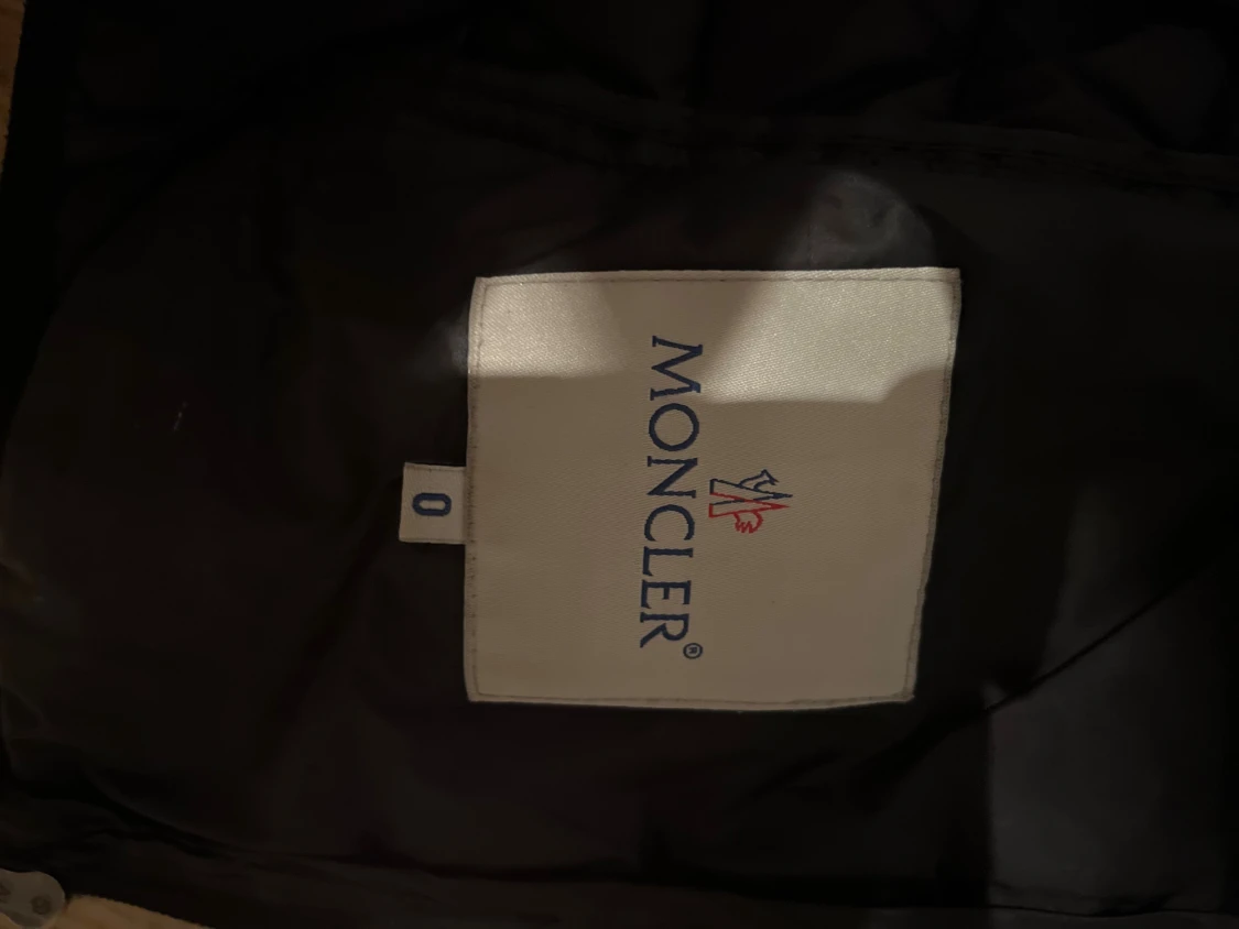 Svart Moncler dunjacka med huva - 1