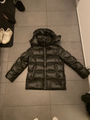  Massimo dutti jacka  - Grön Massimo dutti jacka. inte så använd men har många fläckar från regn, då den inte tål vatten. Man ser inte fläckarna så bra om man inte kollar noggrant.