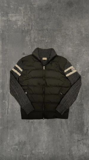 Moncler cardigan  - Riktigt fett stickad moncler cardigan! Grå färg med vita sträck, storlek S och är i mycket bra skick men lite noppbrig, scan funkar och orginala tags. Om du har några frågor så kontakta gärna oss! Mvh: Saint;)