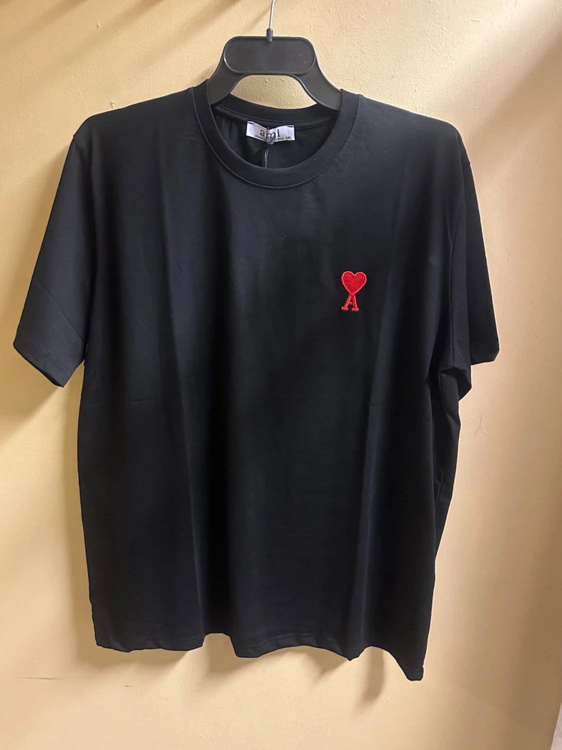 Svart t-shirt från Ami Paris med hjärtdetalj - 2