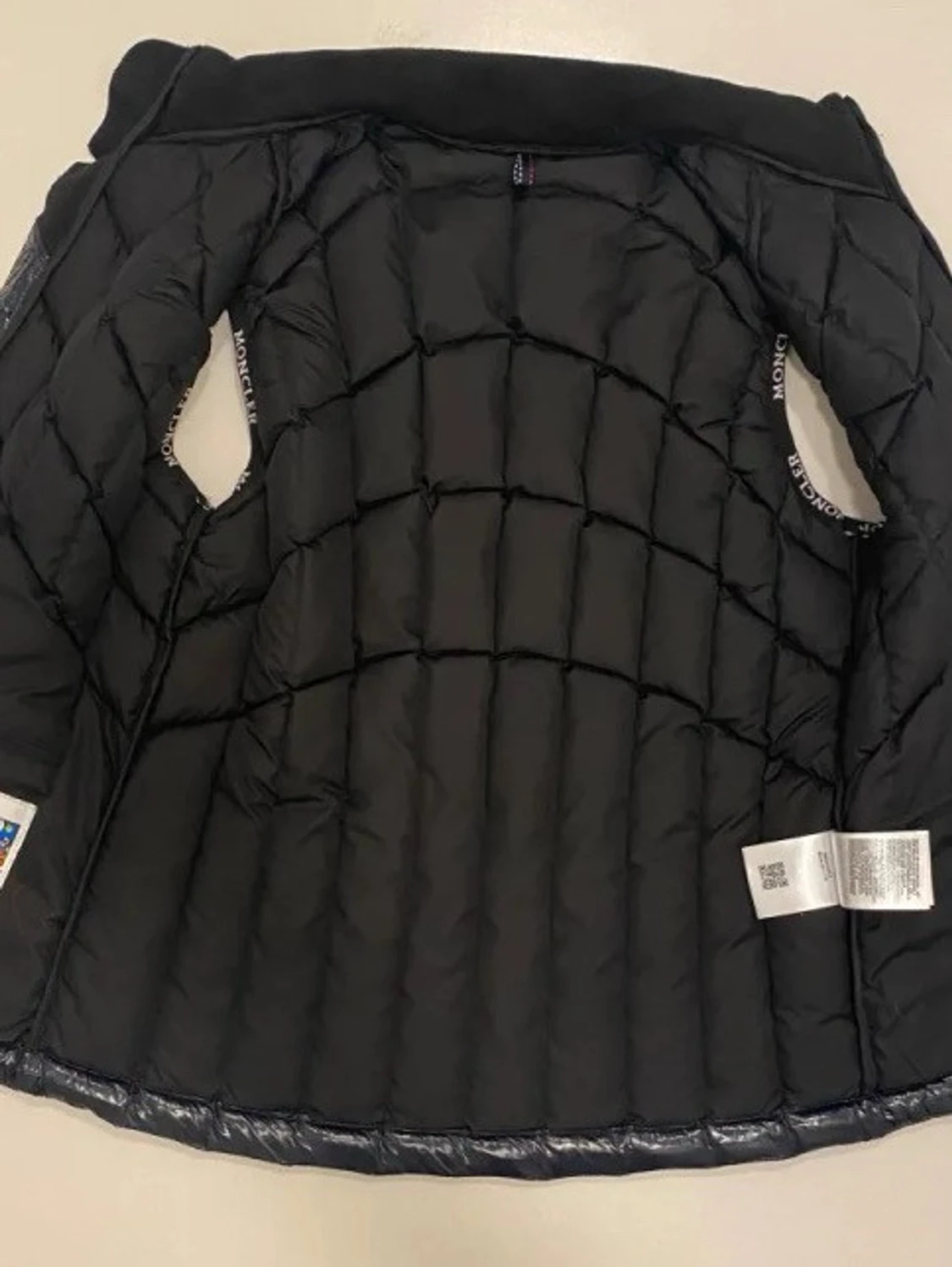 Svart dunväst från Moncler - 3