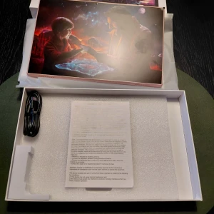 Ny Peicheng Tablet PC Model Z19 10,1 tum - Ny Snygg och tunn Android  surfplatta från Peicheng, modell Z19, i roséguld. Levereras i originalförpackning med laddkabel och manual. Skärmen är i fint skick inga repor eller skador. Perfekt för surf, appar och underhållning.. Tillbehör: USB kabel, instruktionshäfte