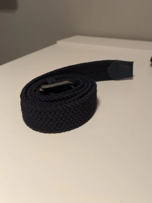 Mörkblått flätat bälte  - Mörkblått flätat bälte 