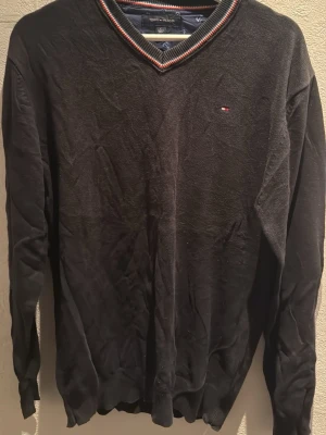 Svart v-ringad tröja Tommy Hilfiger - Storlek L 