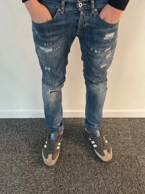 Dondup George Jeans - Frächa Dondup jeans i modellen George. Storlek 31, hör av dig vid funderingar!!